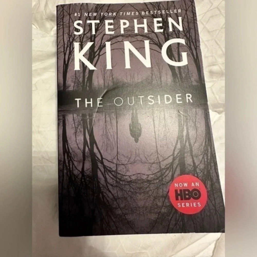 Paper back : The Outsiders by Stephen King